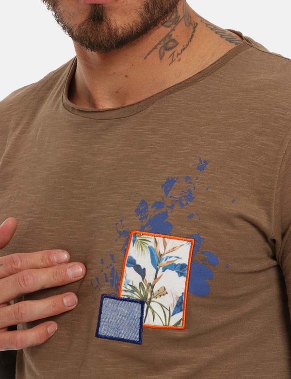 T-shirt Fifty Four marrone - COMPOSIZIONE E VESTIBILITÀ:100% cotoneIl modello è alto 178 cm e indossa la taglia L. La vestib