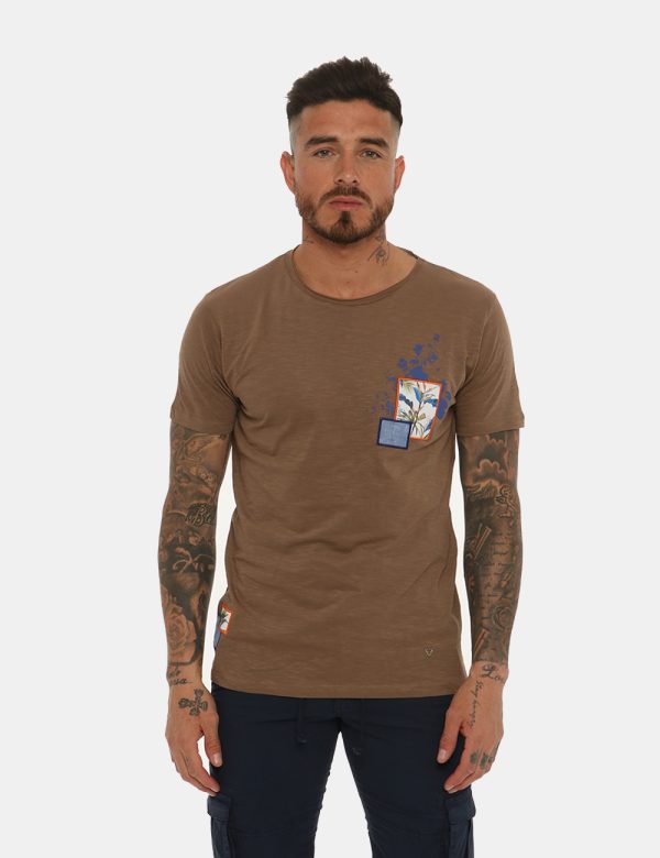 T-shirt Fifty Four marrone - COMPOSIZIONE E VESTIBILITÀ:100% cotoneIl modello è alto 178 cm e indossa la taglia L. La vestib