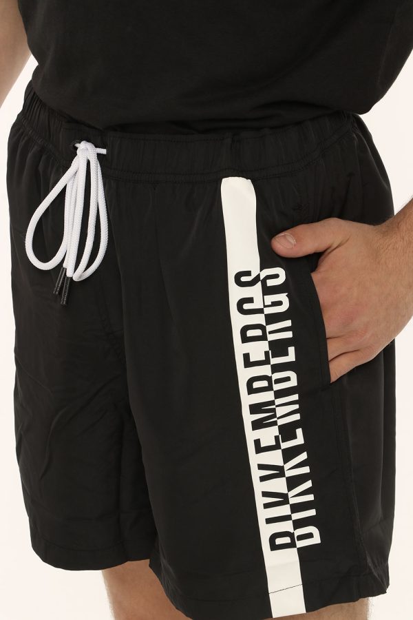 Costume Bikkembergs nero a pantaloncino con logo - COMPOSIZIONE E VESTIBILITÀ:100% poliestereIl modello è alto 175 cm e indo