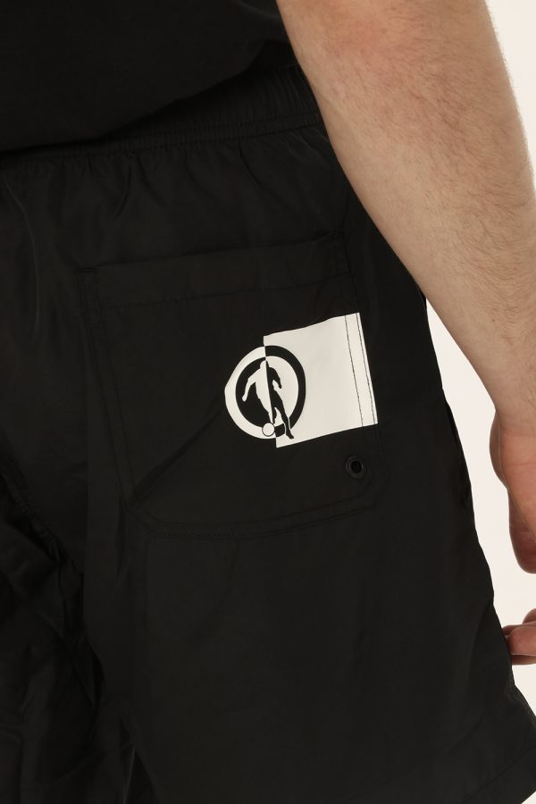 Costume Bikkembergs nero a pantaloncino con logo - COMPOSIZIONE E VESTIBILITÀ:100% poliestereIl modello è alto 175 cm e indo