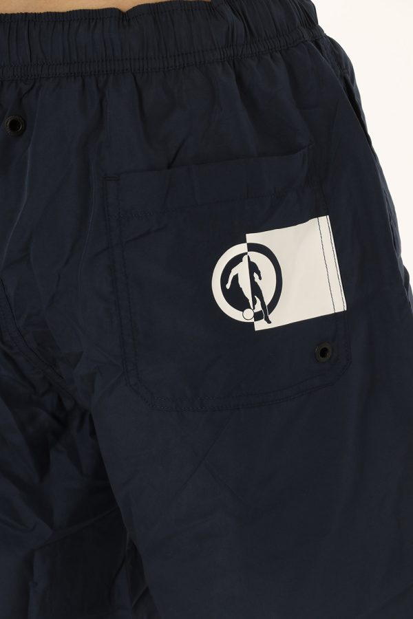 Costume Bikkembergs blu navy a pantaloncino con logo - COMPOSIZIONE E VESTIBILITÀ:100% poliestereIl modello è alto 175 cm e