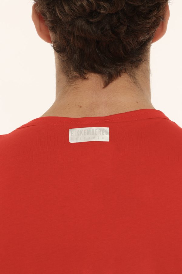 T-shirt Bikkembergs rossa con logo - COMPOSIZIONE E VESTIBILITÀ:100% cotoneIl modello è alto 175 cm e indossa la taglia L. L