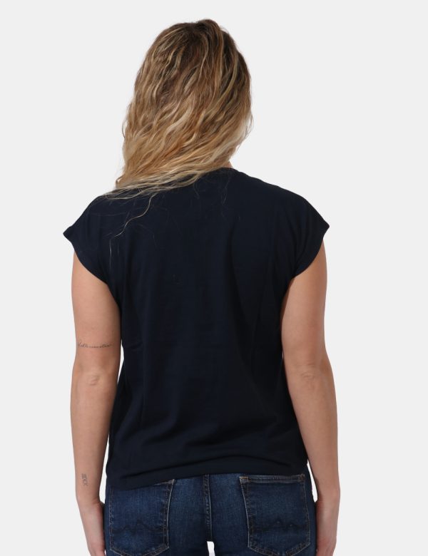 T-shirt Pepe Jeans Blu - T-shirt a giromanica in total blu navy con stampa logo brand bianco ad altezza cuore. La vestibilit