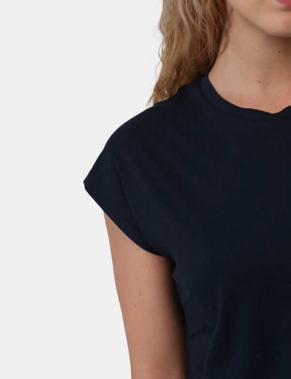 T-shirt Pepe Jeans Blu - T-shirt a giromanica in total blu navy con stampa logo brand bianco ad altezza cuore. La vestibilit
