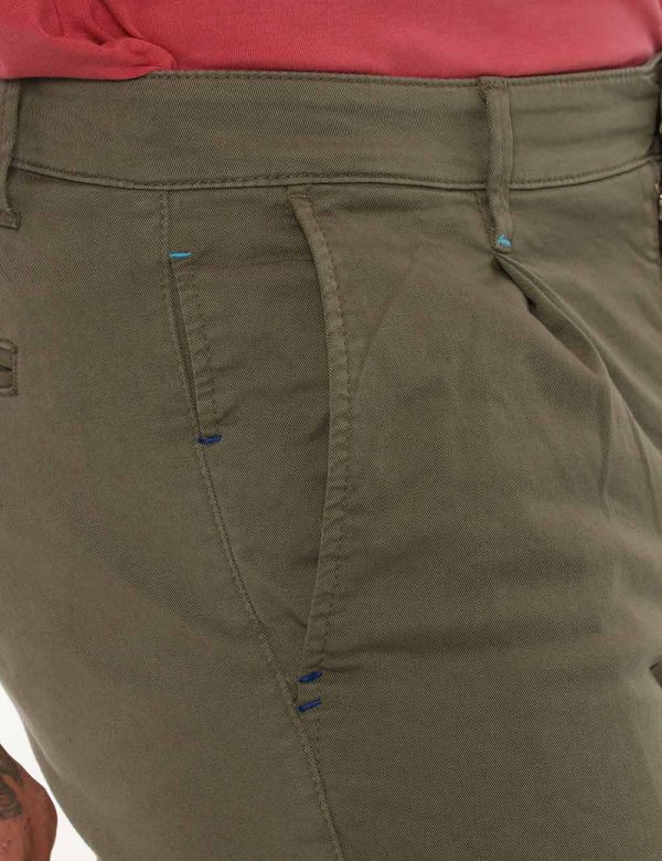 Pantalone Fifty Four verdone - COMPOSIZIONE E VESTIBILITÀ:98% cotone 2% elastaneIl modello è alto 178 cm e indossa la taglia