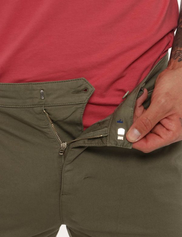 Pantalone Fifty Four verdone - COMPOSIZIONE E VESTIBILITÀ:98% cotone 2% elastaneIl modello è alto 178 cm e indossa la taglia