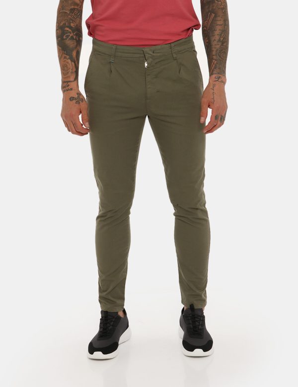 Pantalone Fifty Four verdone - COMPOSIZIONE E VESTIBILITÀ:98% cotone 2% elastaneIl modello è alto 178 cm e indossa la taglia