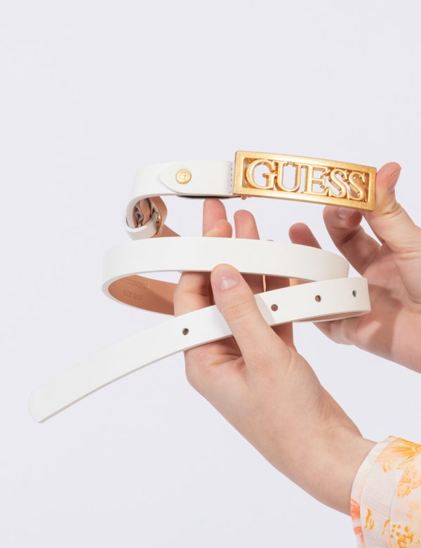 Cintura Guess Beige - Cintura in simil pelle in total bianco panna. Presente fibbia con logo brand dorato. L'indossatura è p