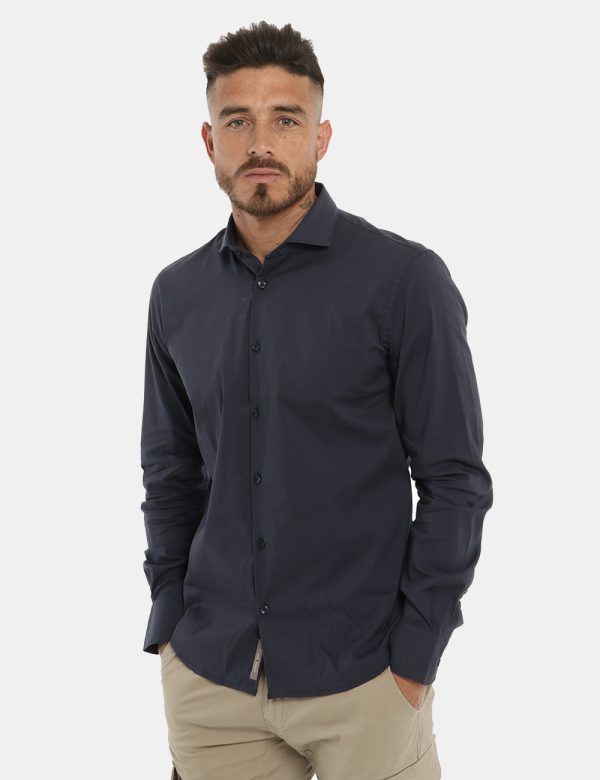 Camicia Yes Zee blu navy - COMPOSIZIONE E VESTIBILITÀ:69% cotone 26% nylon 5% elastaneIl modello è alto 178 cm e indossa la
