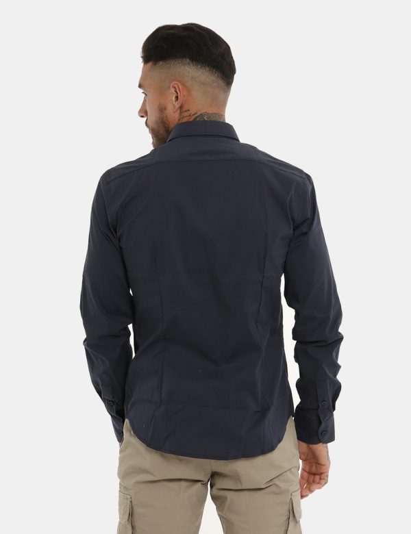 Camicia Yes Zee blu navy - COMPOSIZIONE E VESTIBILITÀ:69% cotone 26% nylon 5% elastaneIl modello è alto 178 cm e indossa la