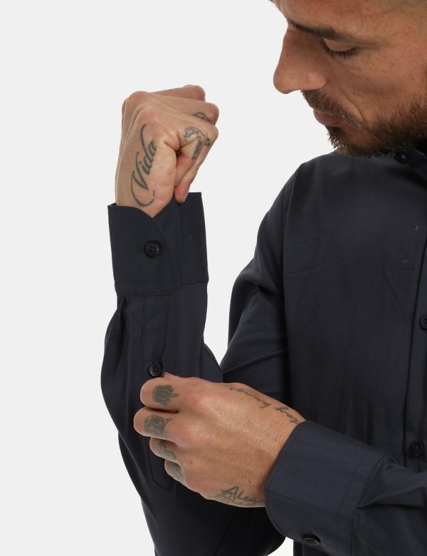 Camicia Yes Zee blu navy - COMPOSIZIONE E VESTIBILITÀ:69% cotone 26% nylon 5% elastaneIl modello è alto 178 cm e indossa la