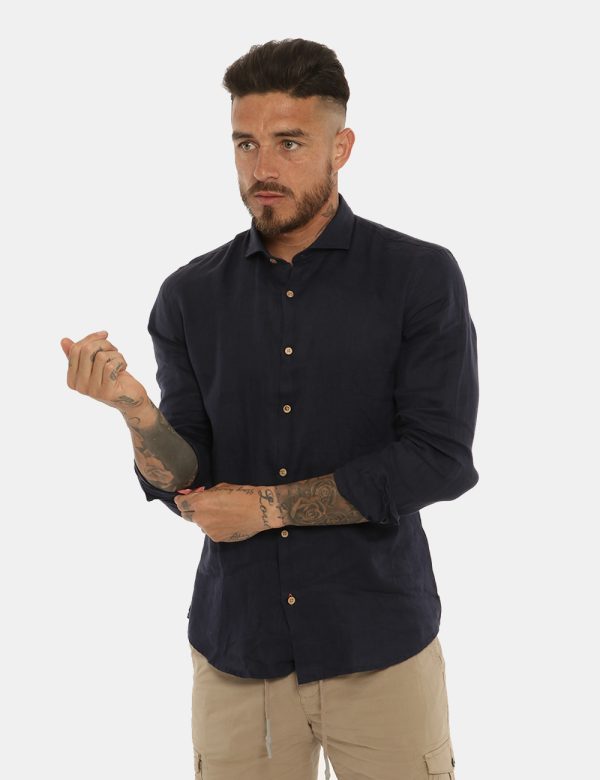 Camicia Yes Zee blu - COMPOSIZIONE E VESTIBILITÀ:100% linoIl modello è alto 178 cm e indossa la taglia L. La vestibilità del
