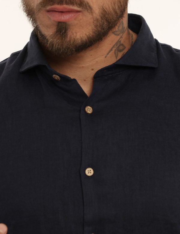 Camicia Yes Zee blu - COMPOSIZIONE E VESTIBILITÀ:100% linoIl modello è alto 178 cm e indossa la taglia L. La vestibilità del