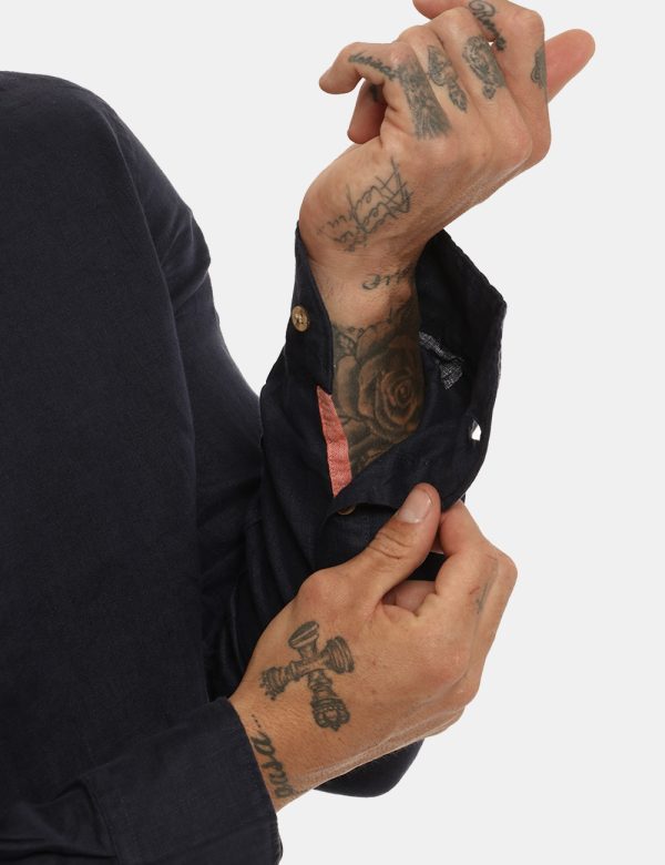 Camicia Yes Zee blu - COMPOSIZIONE E VESTIBILITÀ:100% linoIl modello è alto 178 cm e indossa la taglia L. La vestibilità del