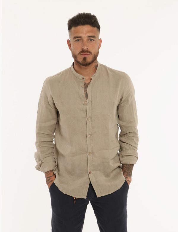 Camicia Yes Zee beige sabbia - COMPOSIZIONE E VESTIBILITÀ:100% linoIl modello è alto 178 cm e indossa la taglia XL. La vesti