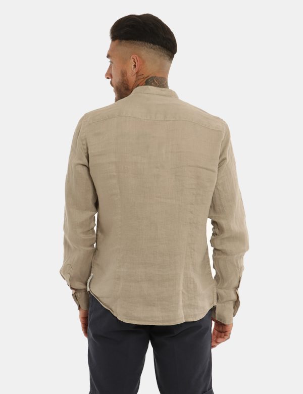 Camicia Yes Zee beige sabbia - COMPOSIZIONE E VESTIBILITÀ:100% linoIl modello è alto 178 cm e indossa la taglia XL. La vesti
