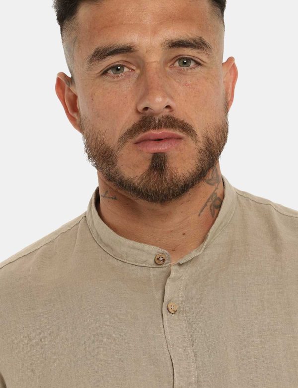 Camicia Yes Zee beige sabbia - COMPOSIZIONE E VESTIBILITÀ:100% linoIl modello è alto 178 cm e indossa la taglia XL. La vesti