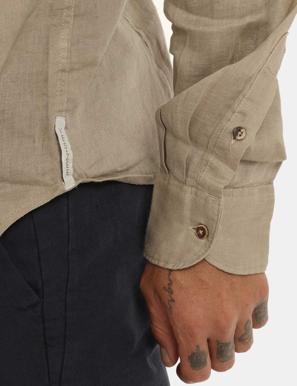 Camicia Yes Zee beige sabbia - COMPOSIZIONE E VESTIBILITÀ:100% linoIl modello è alto 178 cm e indossa la taglia XL. La vesti