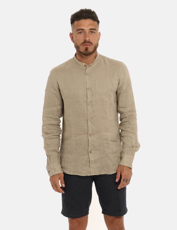 Camicia Yes Zee beige sabbia - COMPOSIZIONE E VESTIBILITÀ:100% linoIl modello è alto 178 cm e indossa la taglia XL. La vesti