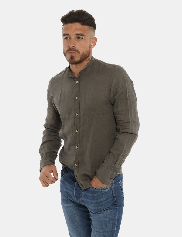 Camicia Yes Zee verde militare - COMPOSIZIONE E VESTIBILITÀ:100% linoIl modello è alto 178 cm e indossa la taglia L. La vest