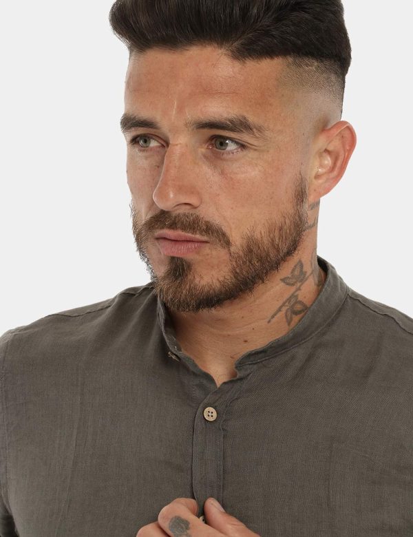 Camicia Yes Zee verde militare - COMPOSIZIONE E VESTIBILITÀ:100% linoIl modello è alto 178 cm e indossa la taglia L. La vest