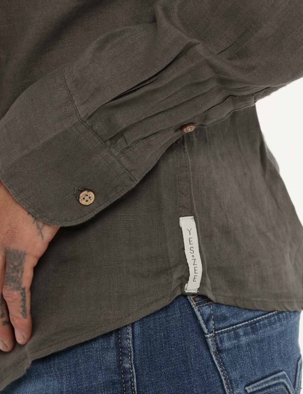 Camicia Yes Zee verde militare - COMPOSIZIONE E VESTIBILITÀ:100% linoIl modello è alto 178 cm e indossa la taglia L. La vest