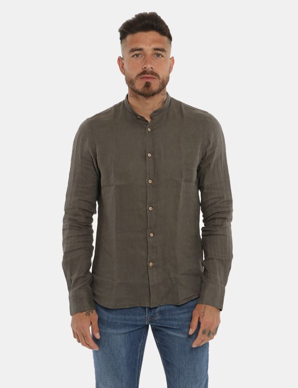 Camicia Yes Zee verde militare - COMPOSIZIONE E VESTIBILITÀ:100% linoIl modello è alto 178 cm e indossa la taglia L. La vest
