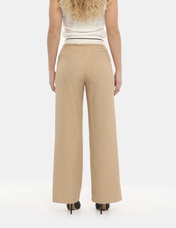 Pantalone Vougue beige - COMPOSIZIONE E VESTIBILITÀ:100% poliestereLa modella è alta 170 cm e indossa la taglia S. La vestib