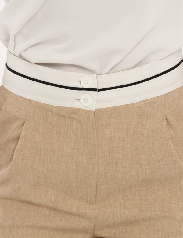 Pantalone Vougue beige - COMPOSIZIONE E VESTIBILITÀ:100% poliestereLa modella è alta 170 cm e indossa la taglia S. La vestib
