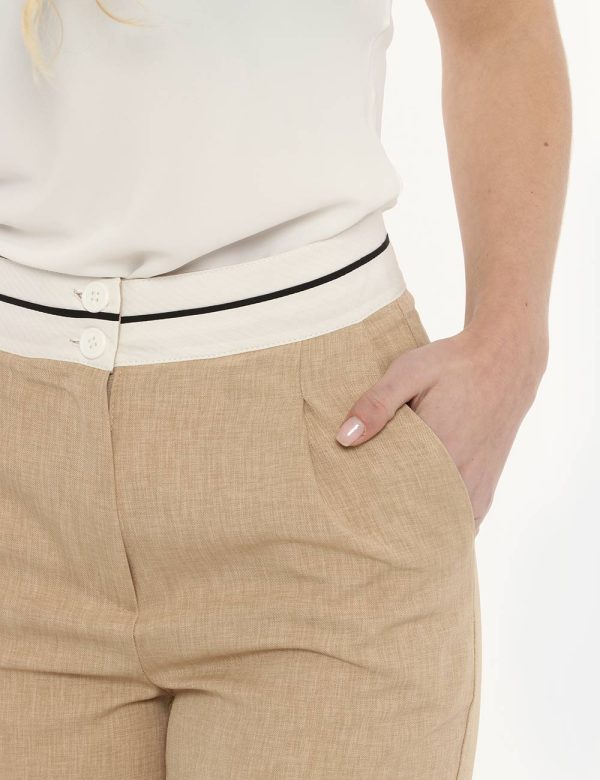 Pantalone Vougue beige - COMPOSIZIONE E VESTIBILITÀ:100% poliestereLa modella è alta 170 cm e indossa la taglia S. La vestib