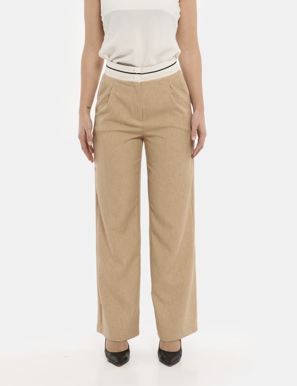 Pantalone Vougue beige - COMPOSIZIONE E VESTIBILITÀ:100% poliestereLa modella è alta 170 cm e indossa la taglia S. La vestib