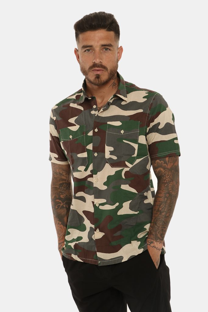 Camicia Gazzarrini fantasia militare - COMPOSIZIONE E VESTIBILITÀ:100% cotoneIl modello è alto 178 cm e indossa la taglia L.