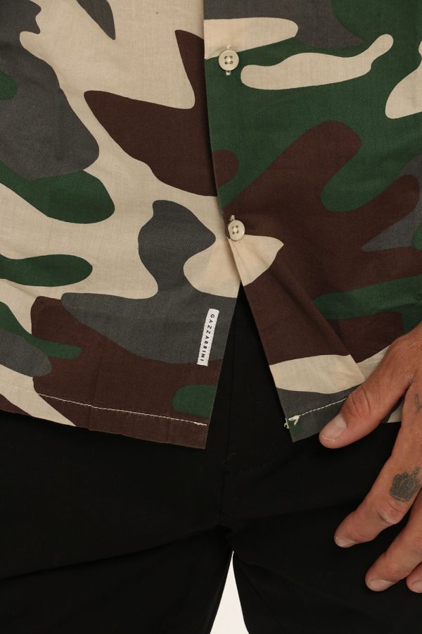 Camicia Gazzarrini fantasia militare - COMPOSIZIONE E VESTIBILITÀ:100% cotoneIl modello è alto 178 cm e indossa la taglia L.