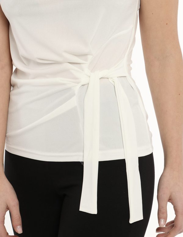 Top Vougue bianco - COMPOSIZIONE E VESTIBILITÀ:100% poliestereLa modella è alta 170 cm e indossa la taglia S. La vestibilità