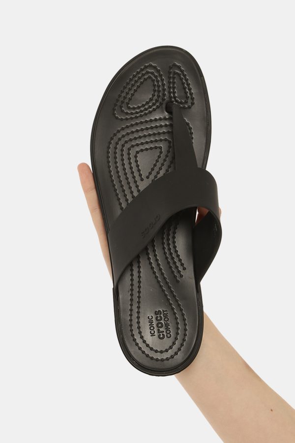 Infradito Crocs nere - COMPOSIZIONE E VESTIBILITÀ:Altre materieLa modella calza la taglia 9 corrispondente al numero 39/40 i