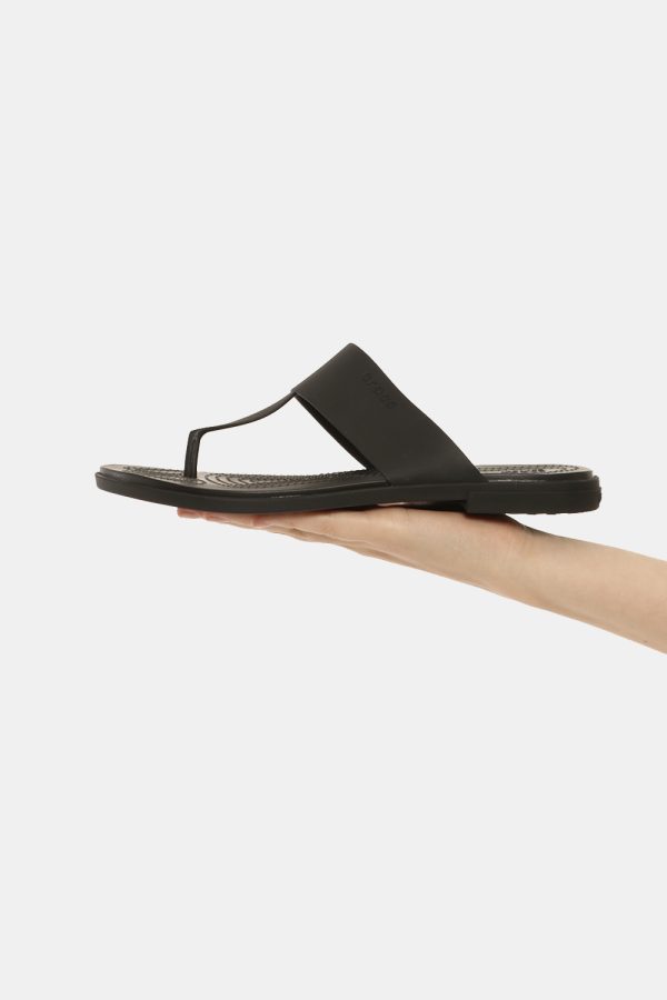 Infradito Crocs nere - COMPOSIZIONE E VESTIBILITÀ:Altre materieLa modella calza la taglia 9 corrispondente al numero 39/40 i