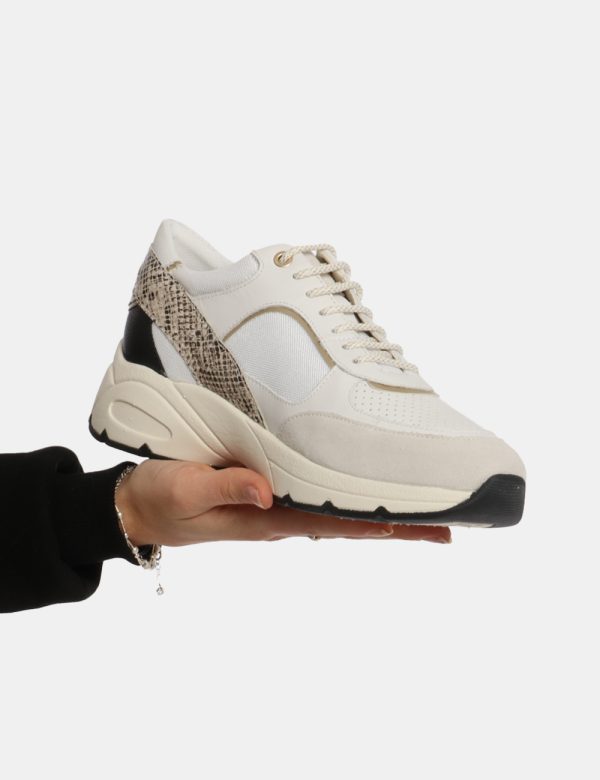 Sneakers Geox Bianco - Scarpa Geox modello sneakers. La calzatura si presenta in tessuto e cuoio bianco con suola coordinata