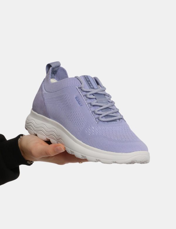 Sneakers Geox Viola - Scarpa Geox modello sneakers. La calzatura si presenta in total tessuto violetto con suola bianca. La