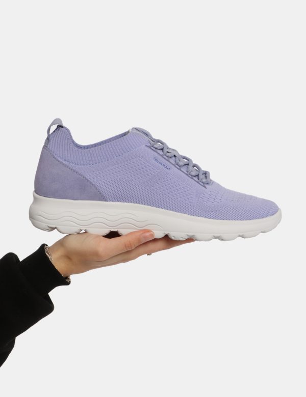Sneakers Geox Viola - Scarpa Geox modello sneakers. La calzatura si presenta in total tessuto violetto con suola bianca. La