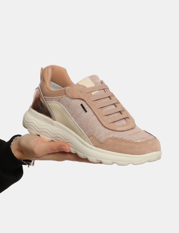 Sneakers Geox Rosa - Scarpa Geox modello sneakers. La calzatura si presenta in tessuto rosa chiaro con suola bianca e dettag