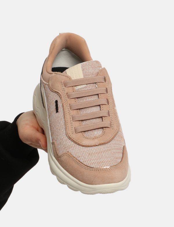 Sneakers Geox Rosa - Scarpa Geox modello sneakers. La calzatura si presenta in tessuto rosa chiaro con suola bianca e dettag