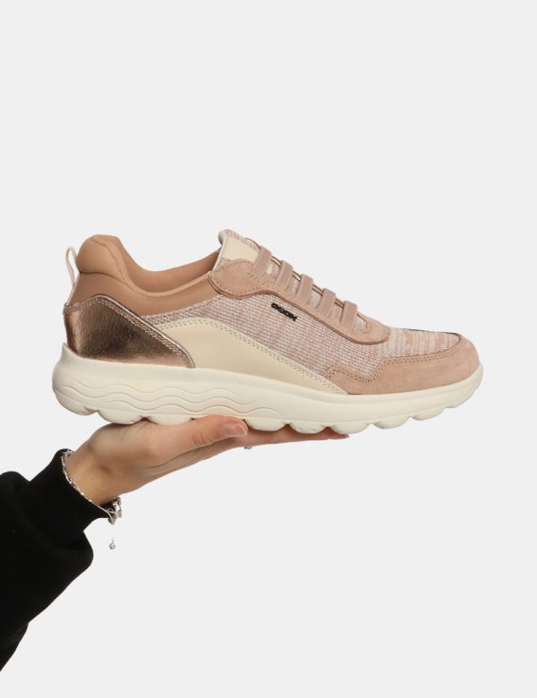 Sneakers Geox Rosa - Scarpa Geox modello sneakers. La calzatura si presenta in tessuto rosa chiaro con suola bianca e dettag
