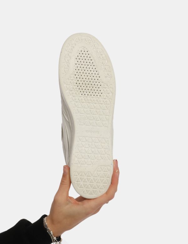 Sneakers Geox Bianco - Scarpa Geox modello sneakers. La calzatura si presenta in cuoio bianco con suola coordinata e dettagl
