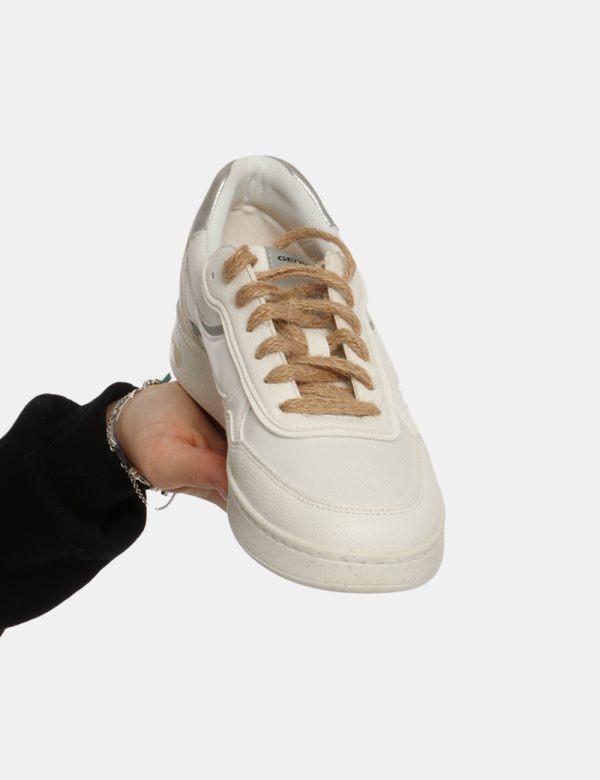 Sneakers Geox Bianco - Scarpa Geox modello sneakers. La calzatura si presenta in cuoio bianco con suola coordinata e dettagl
