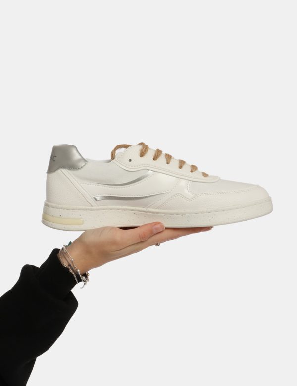 Sneakers Geox Bianco - Scarpa Geox modello sneakers. La calzatura si presenta in cuoio bianco con suola coordinata e dettagl