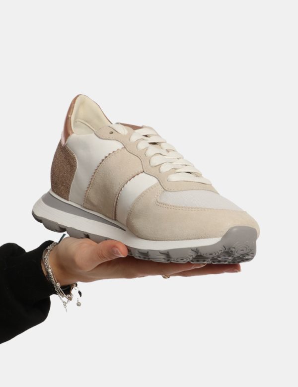 Sneakers Geox Beige - Scarpa Geox modello sneakers. La calzatura si presenta in cuoio e tessuto beige con suola coordinata e