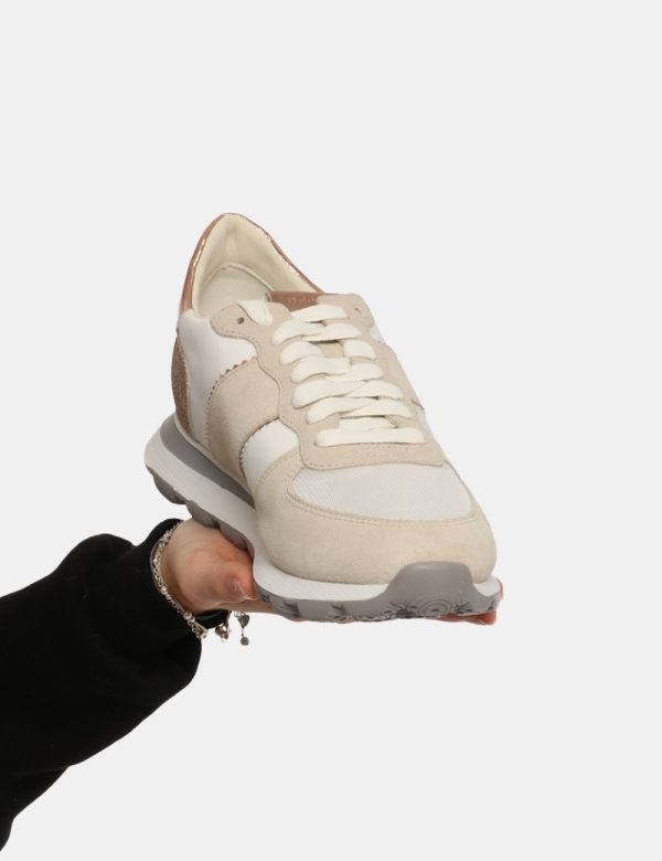Sneakers Geox Beige - Scarpa Geox modello sneakers. La calzatura si presenta in cuoio e tessuto beige con suola coordinata e