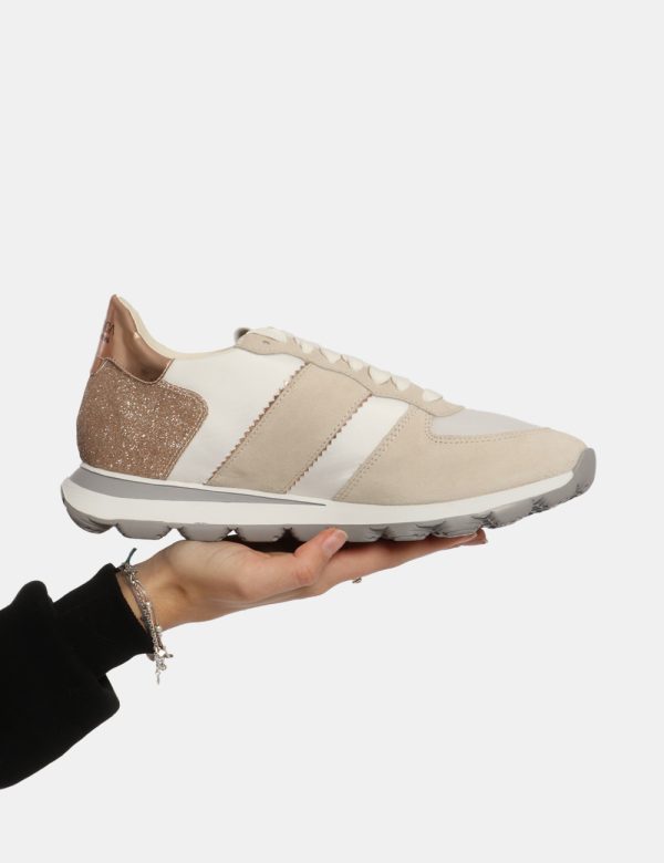 Sneakers Geox Beige - Scarpa Geox modello sneakers. La calzatura si presenta in cuoio e tessuto beige con suola coordinata e