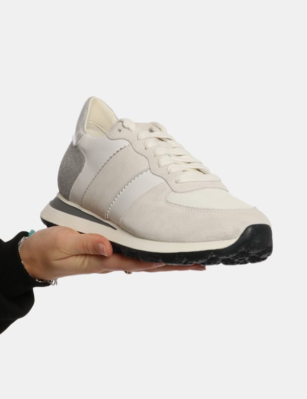 Sneakers Geox Bianco - Scarpa Geox modello sneakers. La calzatura si presenta in cuoio e tessuto bianco con suola coordinata