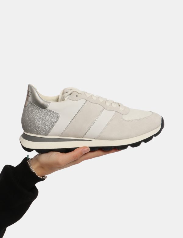 Sneakers Geox Bianco - Scarpa Geox modello sneakers. La calzatura si presenta in cuoio e tessuto bianco con suola coordinata